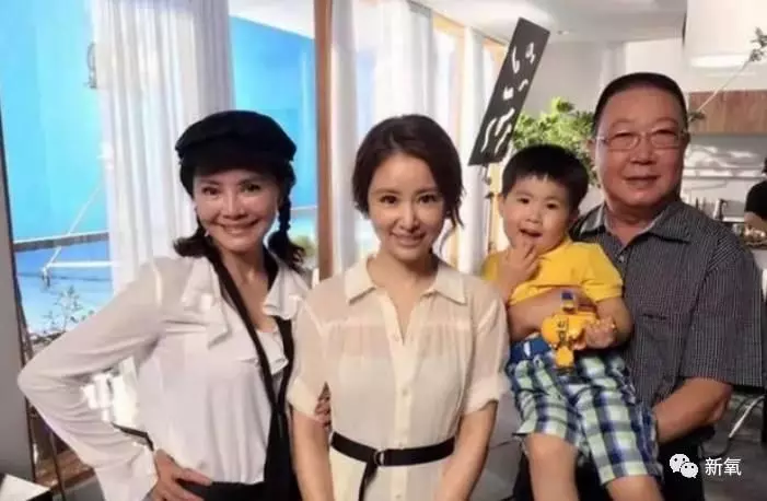 林心如和婆婆合影,沒想到婆婆比她還年輕