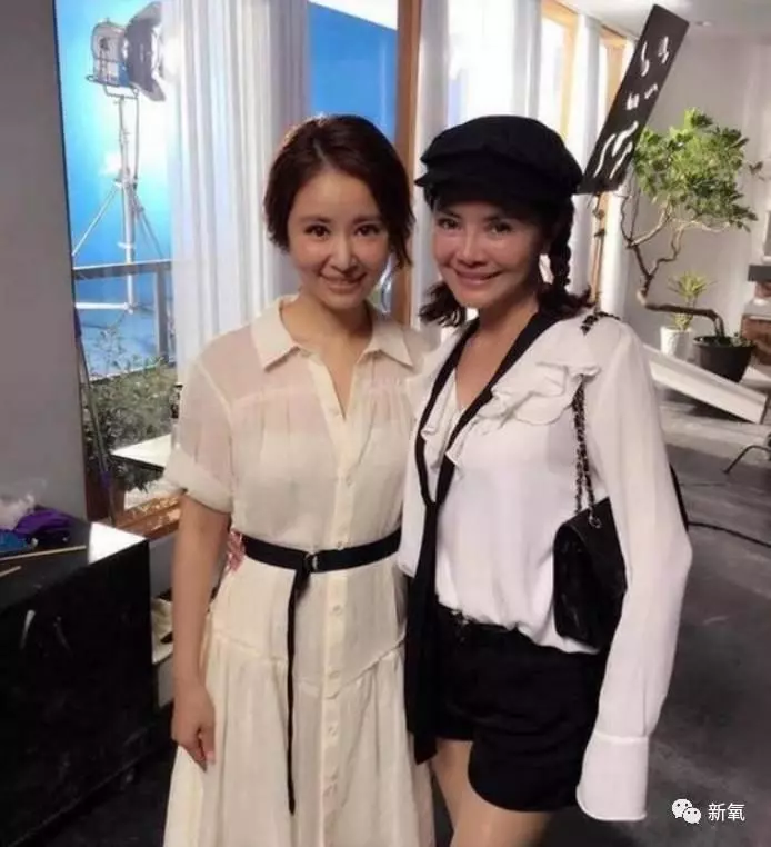 林心如和婆婆合影,沒想到婆婆比她還年輕