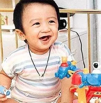 謝霆鋒從小到大都很好看,可妹妹卻是一部丑小鴨變天鵝的進化史!