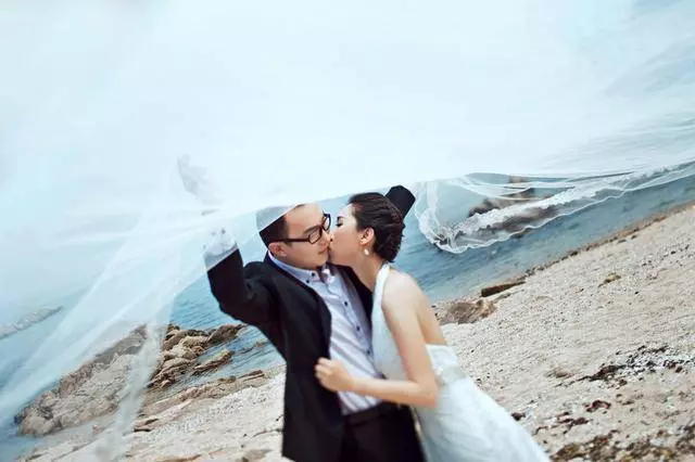 窮小子結婚擺酒,請十個同學只來了三個人,婚禮後沒來的都後悔了