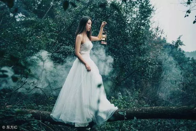 窮小子結婚擺酒,請十個同學只來了三個人,婚禮後沒來的都後悔了