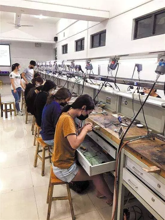 去大姑姐公司打工,辛苦工作大半年,年底看到獎金,我熱淚盈眶
