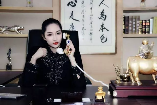 去大姑姐公司打工,辛苦工作大半年,年底看到獎金,我熱淚盈眶