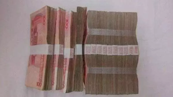 去大姑姐公司打工,辛苦工作大半年,年底看到獎金,我熱淚盈眶