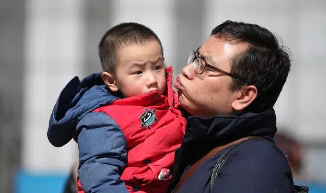 當孩子和父母走散了,別喊爸爸媽媽,用這個方法可以「保命」,父母必須教給孩子