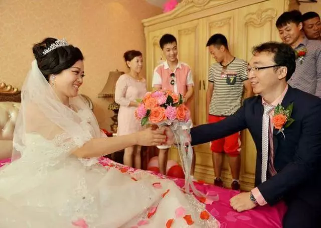 老公每次回老家都不接我電話,我偷偷跟回去,才明白自己是傻子!