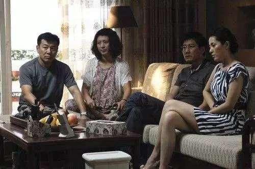 她到叔叔家借路費 吃閉門羹 窮大嬸給只鐲子 10年後驚喜來了