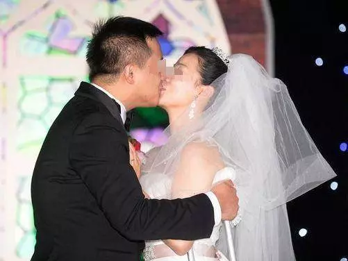 她到叔叔家借路費 吃閉門羹 窮大嬸給只鐲子 10年後驚喜來了