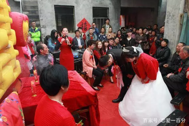 找繼子要錢買年貨 繼子說 一個老人家辦什麼年貨 次日停輛車 繼母哽咽