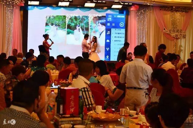 婚宴上,公婆安排有錢親戚坐主位,父母坐在接菜口,新娘當場退婚!