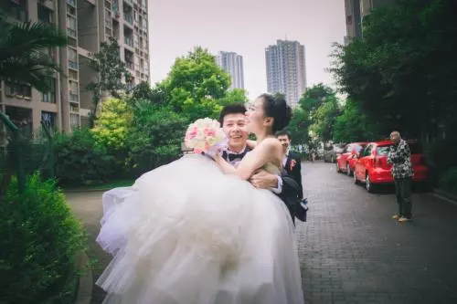陪老婆回娘家,小舅子老婆塞給我紙條,半夜打開我趕緊報警!