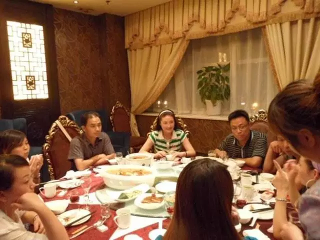 陪老婆回娘家,小舅子老婆塞給我紙條,半夜打開我趕緊報警!