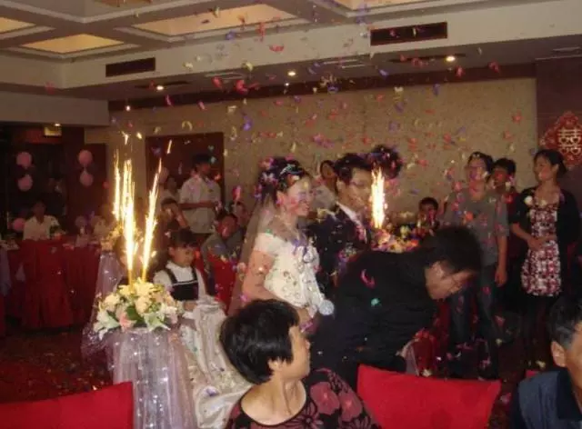 姐姐嫁給老闆,每月給弟弟三萬,離婚後找弟弟,到門口她泣不成聲