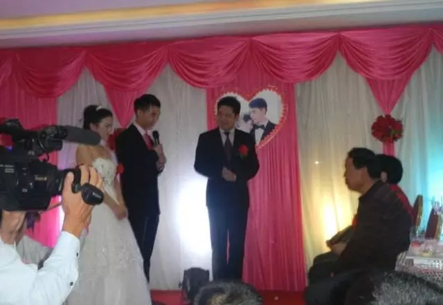姐姐嫁給老闆,每月給弟弟三萬,離婚後找弟弟,到門口她泣不成聲