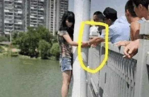 女子欲跳江眾人勸導不聽, 男友道出緣由, 路人: 你還是跳吧
