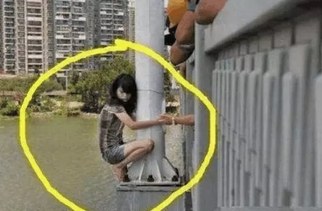 女子欲跳江眾人勸導不聽, 男友道出緣由, 路人: 你還是跳吧