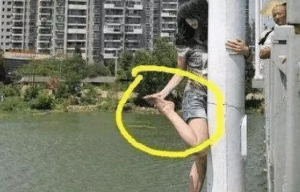 女子欲跳江眾人勸導不聽, 男友道出緣由, 路人: 你還是跳吧