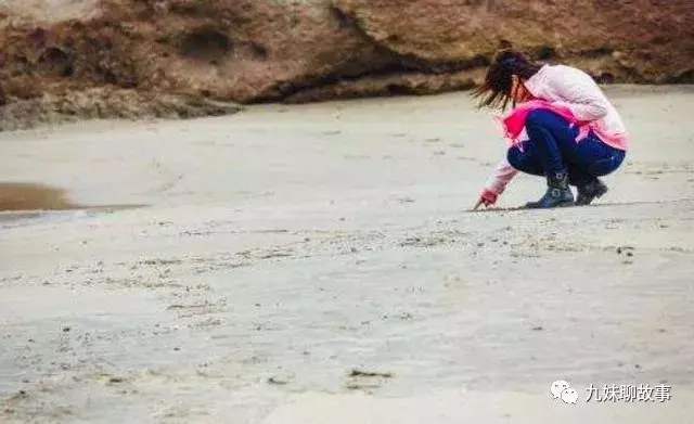 姐姐去公司找弟弟,弟弟卻嫌她丟人,公司老總看到姐姐卻笑臉相迎
