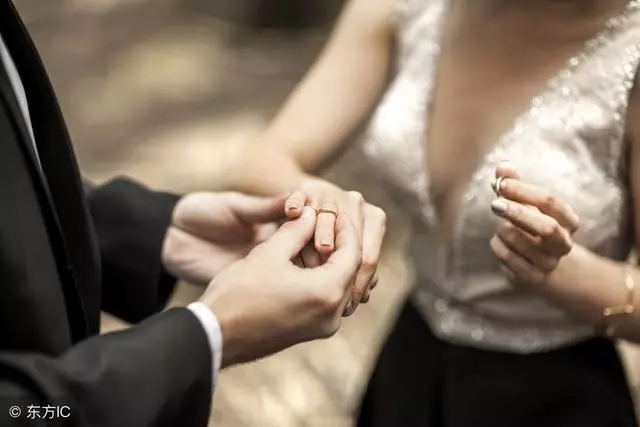 前夫再婚當我面炫耀,我給他看張照片,他氣得悔婚