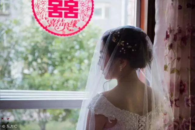 接親當天,老婆家人非要新車,我讓司機調頭就走