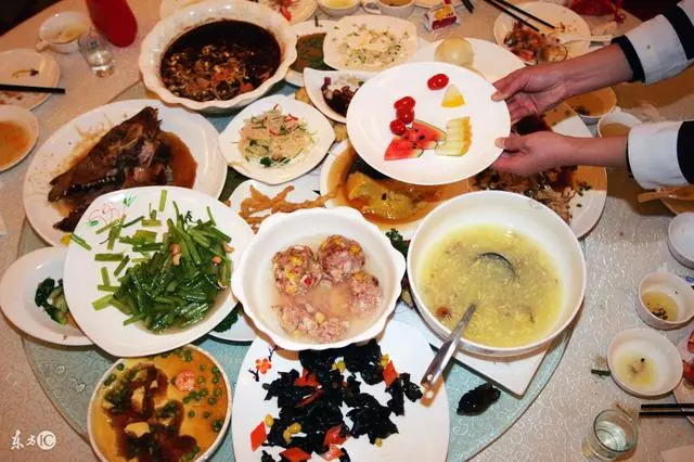 外婆70歲生日,親戚們都聚在一起,卻只有我媽做飯