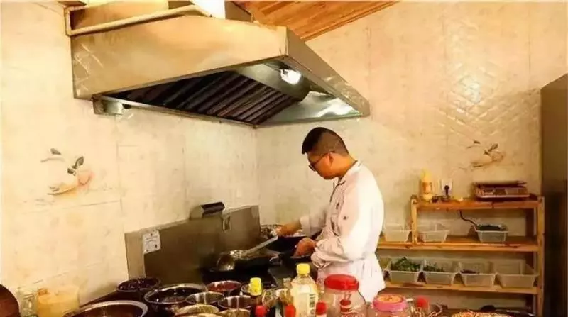 我家開餐館,婆婆總來挑剩菜喂豬,她忘帶傘我送去,開門我愣住了