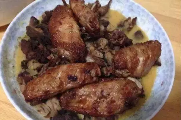 我家開餐館,婆婆總來挑剩菜喂豬,她忘帶傘我送去,開門我愣住了