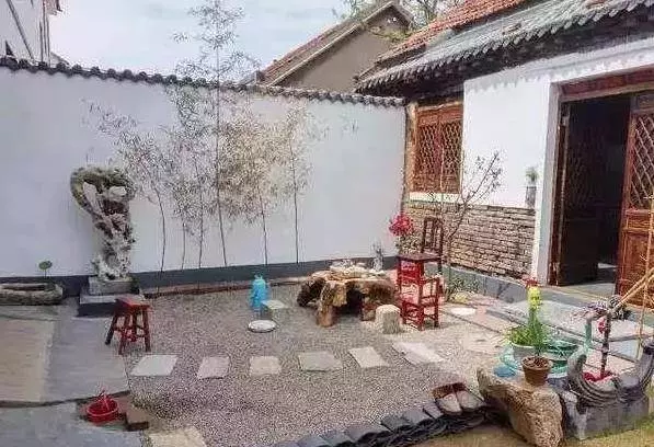 我家開餐館,婆婆總來挑剩菜喂豬,她忘帶傘我送去,開門我愣住了