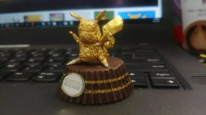 女兒愛吃金莎…他隨手將包裝紙「摺成12生肖」!駿馬奔騰帥爆「一看到金豬本尊」紅到國外:太Q了