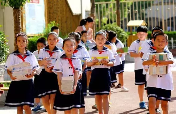 女兒上小學,看到分班的名單,瞬間覺得自己瞎了,老師說很無奈