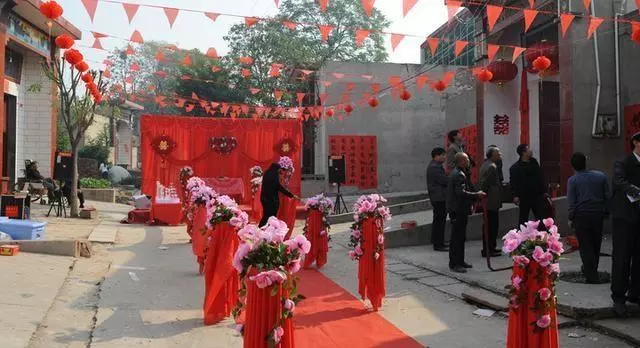 同母異父的妹妹結婚,我給五千紅包,聽到繼父一番話我改成送五萬