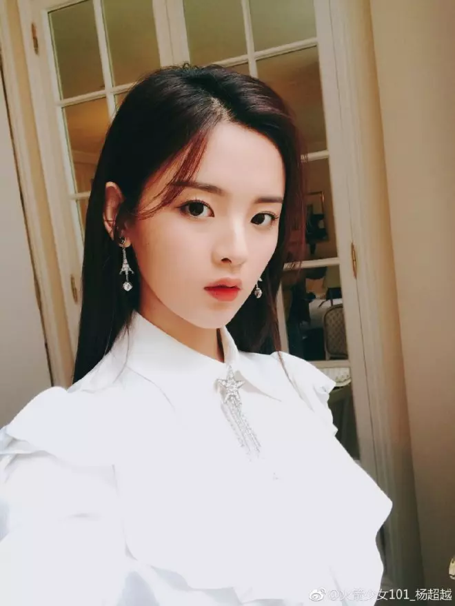 中國驚現最美古裝美女!20歲正妹「優雅低頭古裝照」網瘋傳 一抬頭「空靈臉龐」被讚翻:古代穿越來的!