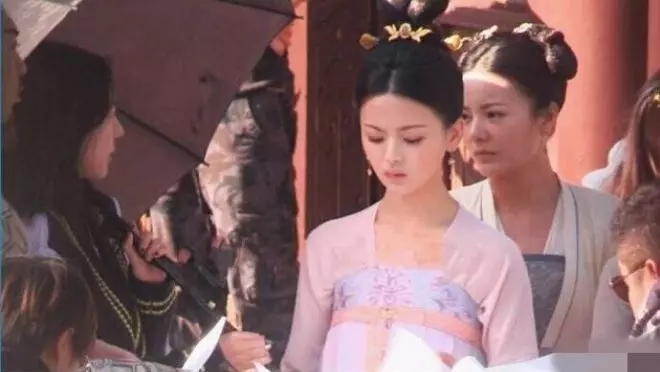 中國驚現最美古裝美女!20歲正妹「優雅低頭古裝照」網瘋傳 一抬頭「空靈臉龐」被讚翻:古代穿越來的!