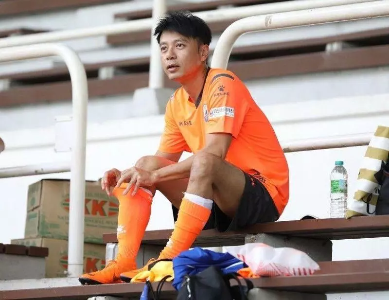 大馬踢友誼賽受傷·李克勤發火公審對手:「一點都不友誼」