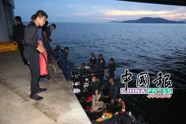 ◤轎車被撞下海◢ 羅斯曼:繩索一直鬆脫 4度嘗試吊車不果