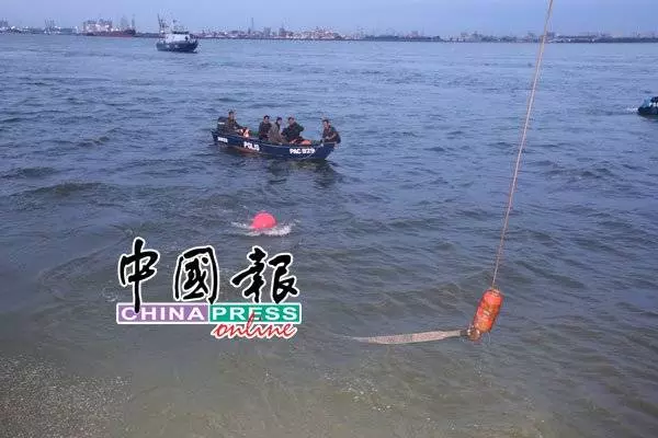 ◤轎車被撞下海◢ 羅斯曼:繩索一直鬆脫 4度嘗試吊車不果