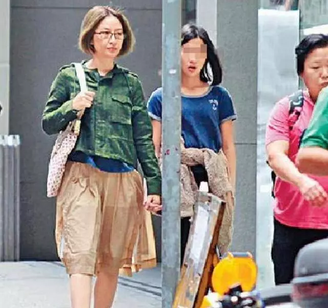 54歲關詠荷素顏顯憔悴,陪13歲女兒逛街,超接地氣著裝樸素