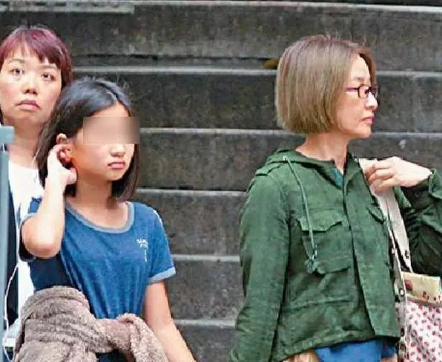 54歲關詠荷素顏顯憔悴,陪13歲女兒逛街,超接地氣著裝樸素