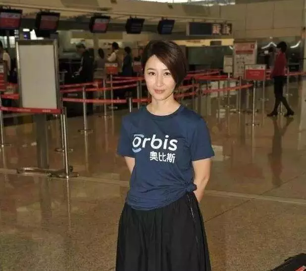 54歲關詠荷素顏顯憔悴,陪13歲女兒逛街,超接地氣著裝樸素
