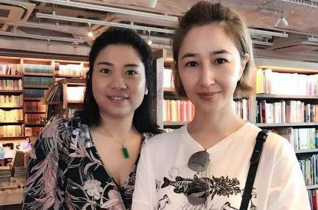 54歲關詠荷素顏顯憔悴,陪13歲女兒逛街,超接地氣著裝樸素