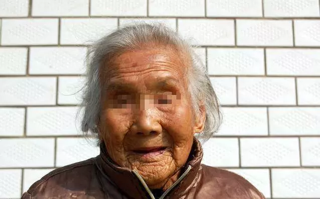 母親跟女兒借1000要求寫借條卻「多加兩個0」!母親走後分家產女兒當場愣住!