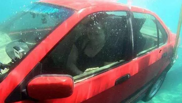 【教你自救黃金兩分鐘】汽車掉水裡的自救方法!