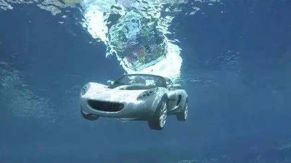 【教你自救黃金兩分鐘】汽車掉水裡的自救方法!