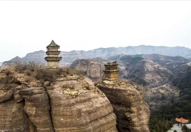 河北兩座神秘古塔,屹立山頂千年不倒成未解之謎,遊人想去卻無路