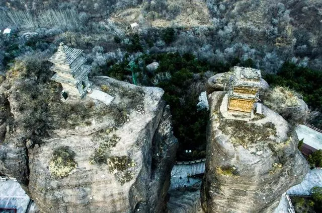 河北兩座神秘古塔,屹立山頂千年不倒成未解之謎,遊人想去卻無路