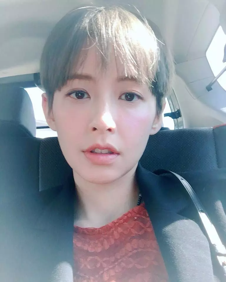 被求婚成功!袁艾菲公開喜訊「準人妻預備中」,高帥男友曝光「根本男版的她」網狂讚:超強夫妻臉❤