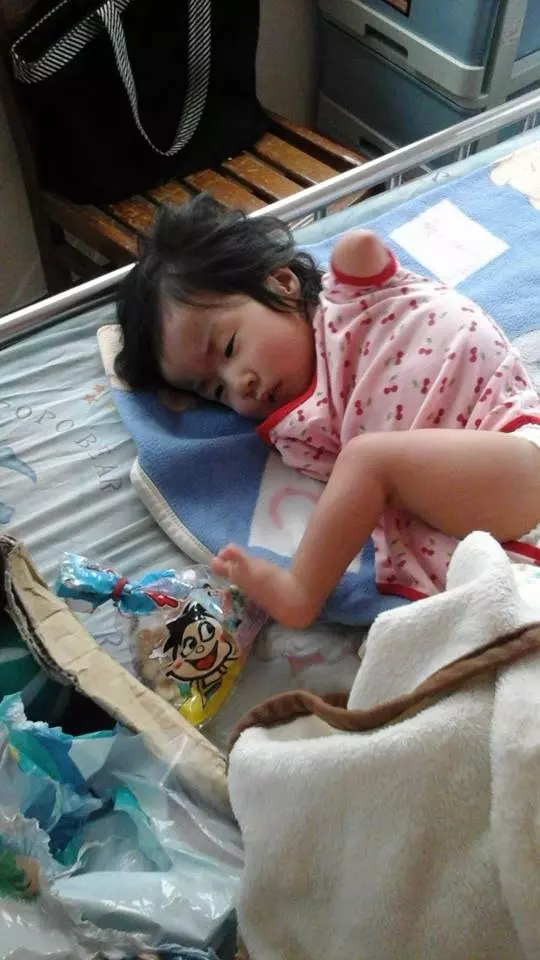 父賣米線照顧5歲身障女,她「天生只有一隻左腳」卻樂觀開朗:我的手腳不奇怪!