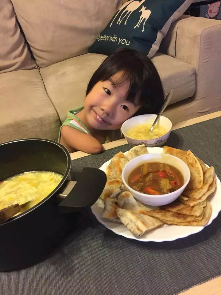 父賣米線照顧5歲身障女,她「天生只有一隻左腳」卻樂觀開朗:我的手腳不奇怪!