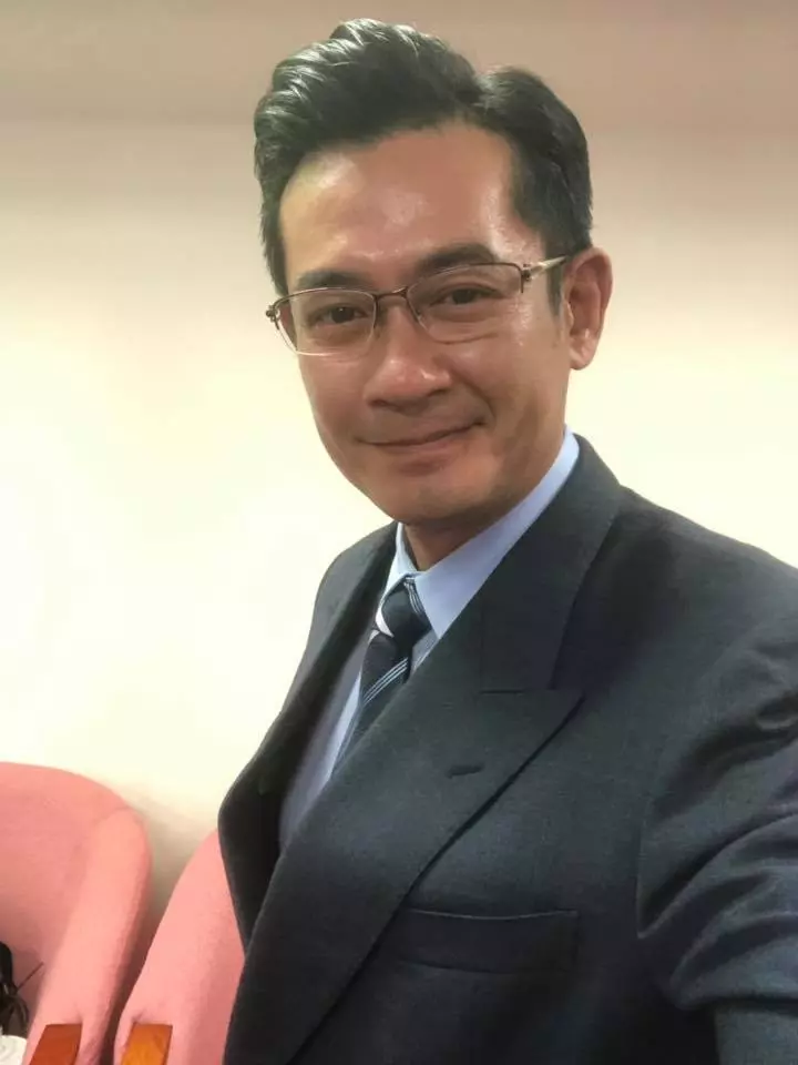 47歲本土劇帥大叔柯叔元宣布成功「戒掉30年菸癮」!他曝「成功秘訣」...網友讚爆!