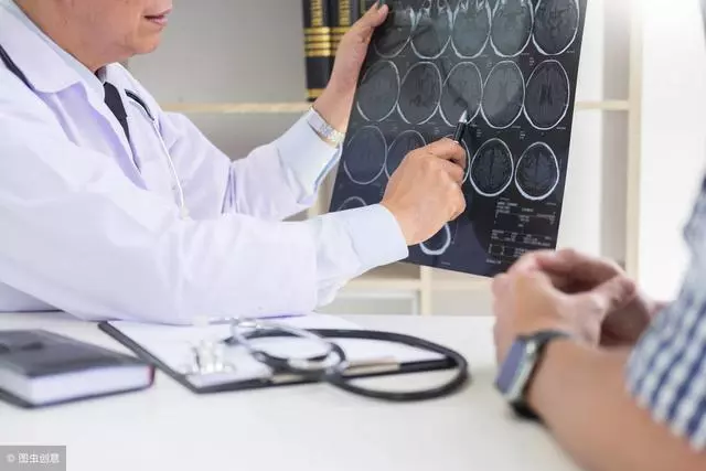 47歲男子突發中風,醫生:身體有這2個症狀,一定要第一時間呼120